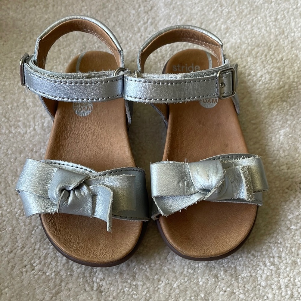 EUC Stride Rite Sikver sandals. Size Toddler 6
